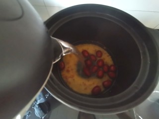 10、红枣南瓜粥,倒入清水