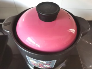 11、红枣南瓜粥,盖上盖子大火烧开转中小火炖10分钟