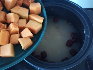 12、红枣南瓜粥,烧好倒入南瓜继续炖15分钟