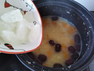 13、红枣南瓜粥,炖好加入冰糖