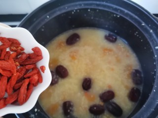 14、红枣南瓜粥,加入枸杞焖一分钟