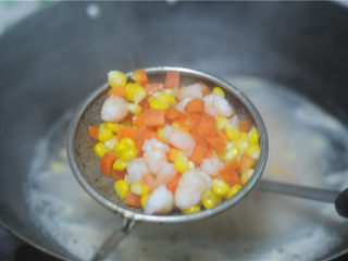 6、虾仁炒饭,捞出沥干水