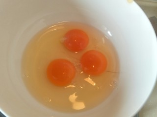 3、解决不消泡不塌腰完美de海绵蛋糕,大碗里磕入三个新鲜鸡蛋，要选一个大一点的碗。把碗架在开水上隔水加热到，比体温高1-2°左右。