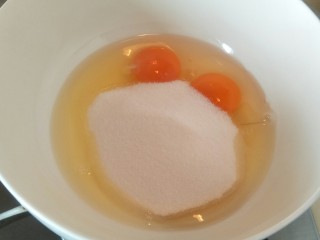 4、解决不消泡不塌腰完美de海绵蛋糕,加入100克细砂糖，一次性放下去就行了，等会儿加热的时候。细砂糖就会融化。