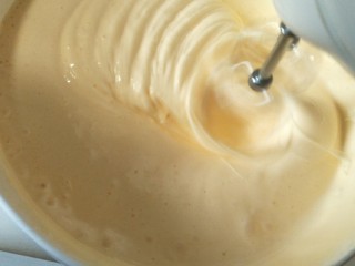 7、解决不消泡不塌腰完美de海绵蛋糕,要一边转圈一边打发。用高速。打到蛋液蓬松。