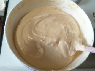 13、解决不消泡不塌腰完美de海绵蛋糕,完成这个时候会有一点消泡没关系，切记不要过度搅拌。