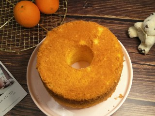 21、解决不消泡不塌腰完美de海绵蛋糕,冷却脱模漂亮的毛巾底就出现了，好啦，现在基础的蛋糕底制作已经教给你们了，接下来就是自由组合啦，随便加奶油，水果巧克力，只要你喜欢都可以。