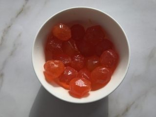 1、蛋黄酥(黄油版),把鸭蛋黄放入碗中加入适量白酒去腥