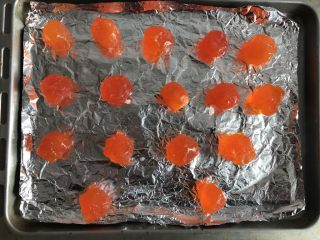 2、蛋黄酥(黄油版),放入烤盘中,180度烤10分钟即可