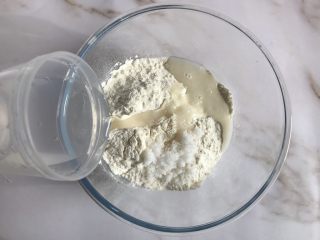 4、蛋黄酥(黄油版),加入水