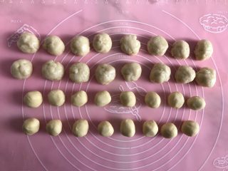 9、蛋黄酥(黄油版),把油皮和油酥分别分成16份