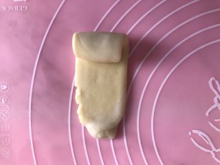 15、蛋黄酥(黄油版),从一头卷起来