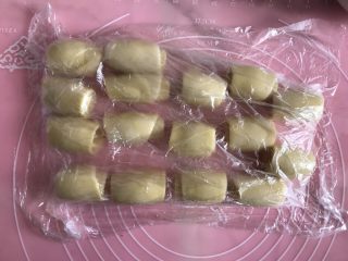 16、蛋黄酥(黄油版),全部卷好后盖上保鲜膜醒面30分钟
