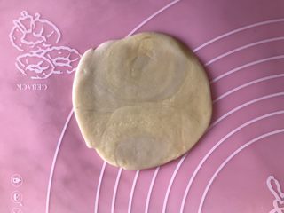 18、蛋黄酥(黄油版),擀成小饼