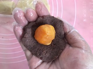 19、蛋黄酥(黄油版),用豆沙馅把蛋黄包裹起来,豆沙大概是25g一个