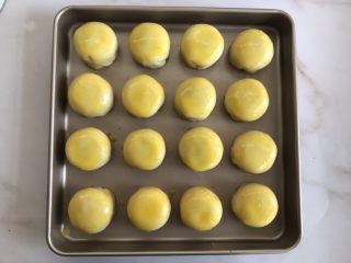 22、蛋黄酥(黄油版),全部包好后放入烤盘中,刷上一层鸡蛋液