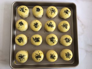 23、蛋黄酥(黄油版),撒上黑芝麻,放入提前预热好的烤箱180度30分钟
