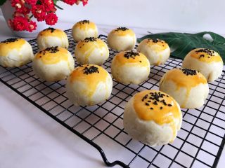 24、蛋黄酥(黄油版),晾凉后就可以食用啦