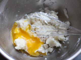 2、老式桃酥,加入全蛋液