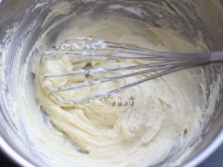 3、老式桃酥,用手抽搅拌均匀即可