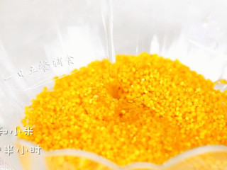 2、紫薯米糕,大米和小米提前泡半小时。