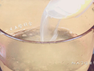 3、紫薯米糕, 加入3倍米量的水，大火煮开后转小火，熬煮20分钟。