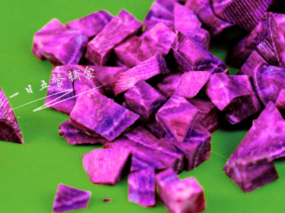 5、紫薯米糕,煮粥期间将紫薯切丁。