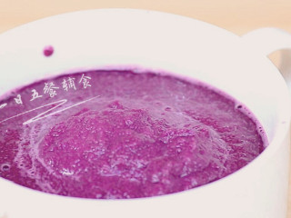 6、紫薯米糕,加点水打成紫薯泥汁。（这里我没有蒸，直接将紫薯打成了紫薯泥，反正后面还要煮。）