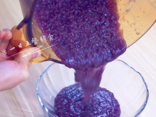 7、紫薯米糕,粥熬煮软烂后，加入紫薯，继续小火，一边煮一边搅拌，再煮个5-10分钟，煮到下面图片这种程度就可以了，可以滴落但不是成一条线滴落。