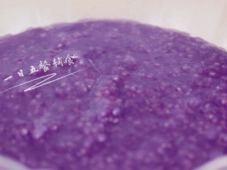 8、紫薯米糕,盛出来，放一旁冷却至常温。到这一步就可以结束了，冷却后凝固起来，拿出来切条就可开吃。想成品更平整接着看下面。