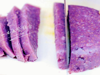 11、紫薯米糕, 晾凉后切，切的时候很粘刀，每切一刀都将刀用水冲洗下，再切下一刀。偷懒的结果就是不平整，不平整啊越来越不平整。