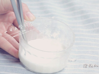 9、紫薯米糕,将淀粉加2勺水调成水淀粉。