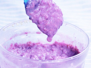 10、紫薯米糕,加入粥里，搅拌均匀。碗中擦油，倒入，上锅蒸，水开后转中小火10分钟即可。