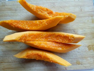 2、南瓜麻球,切出长条。