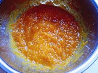 4、南瓜麻球,用手动打蛋器把蒸熟的南瓜打成泥,蒸熟的南瓜很容易打成泥(用料理机也可以)