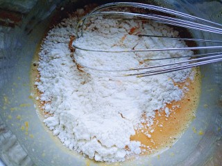 5、南瓜麻球,加入糯米粉,用打蛋器稍作搅拌。