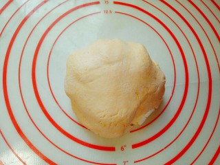 6、南瓜麻球,揉成面团,盖上保鲜膜松弛10分钟。