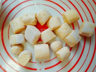 7、南瓜麻球,首先将面团搓成长条,再分成大小等份的小面团。