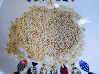 8、南瓜麻球,脱皮熟芝麻,前段时间自己炒的,放在密封罐冰箱保存的,随吃随取方便。