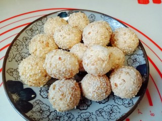 9、南瓜麻球,搓成的小麻球,沾满芝麻即可,(如果不好粘芝麻的话,可以先将南瓜球沾一些水,再沾满芝麻。)