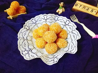 11、南瓜麻球,捞出后用厨房用纸吸干多余的油,即可开吃喽~ 做零食,小点心,下午茶,都很不错呦~