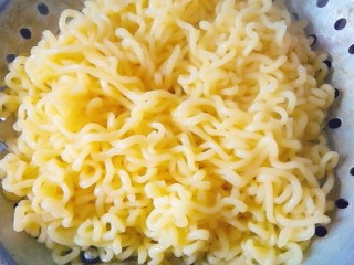 5、泡面蛋饼（方便面+鹌鹑蛋）,捞出控水