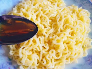 7、泡面蛋饼（方便面+鹌鹑蛋）,加入一勺香油，等会拌调料的时候不坨