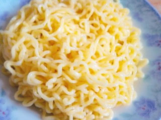 9、泡面蛋饼（方便面+鹌鹑蛋）,搅拌均匀