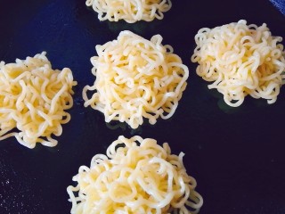 10、泡面蛋饼（方便面+鹌鹑蛋）,分成大小均匀的份放至平底锅煎