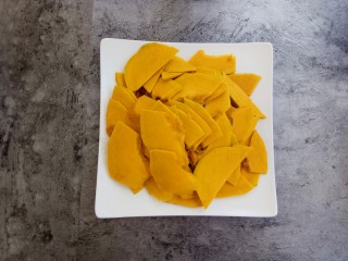 2、奶香小星星南瓜馒头,南瓜去皮切片上锅蒸熟