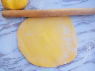 13、奶香小星星南瓜馒头,擀成半指厚度的面片