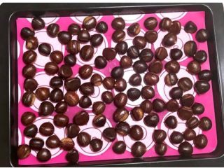 4、板栗饼,把切好的板栗放入烤盘