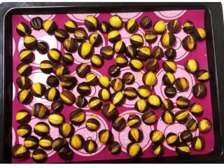 6、板栗饼,把烤熟的板栗取出来，晾凉后很容易就把皮剥掉了