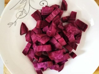 1、紫薯山药粥,紫薯去皮切成小块，这样紫薯在煮的时候更容易